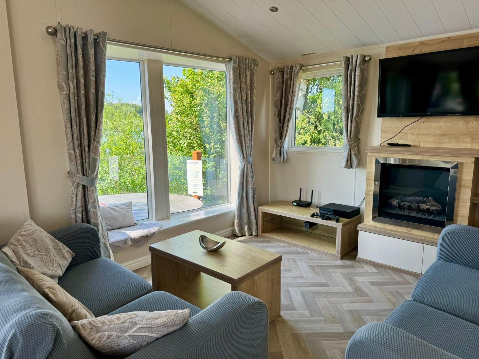 Fable Lodge Tattershall Lakes - Luxury Lakeside Lodge With Hot Tub Экстерьер фото